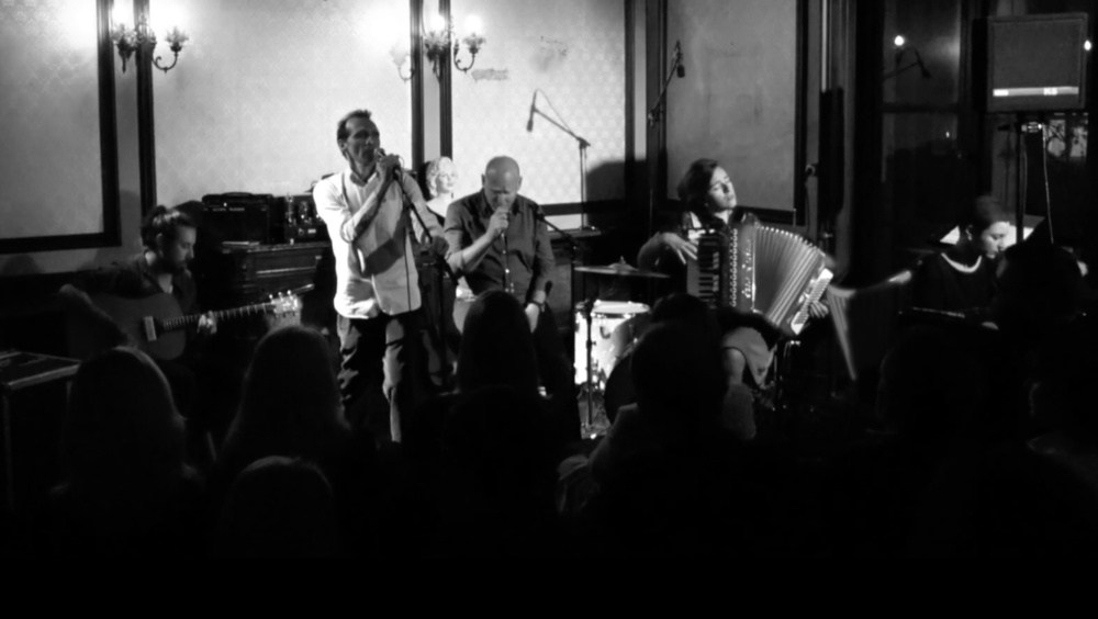 GreedyforBestMusic-JewishMonkeys-DespinaApostolou-Misirlou-unplugged-salon99-frankfurt-still